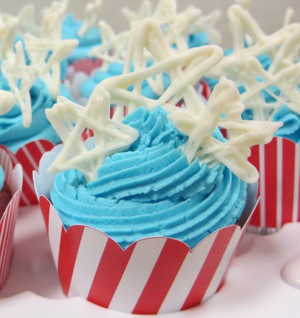 red and white stripes cupcake blue frosting stars
